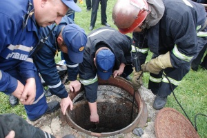 Спасатели нашли в канализации неизвестного крымчанина. Достать живым не удалось