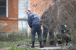 Керчане нашли в канализационном колодце тело мужчины