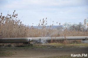 Под путепроводом в Керчи снова бьет фонтан