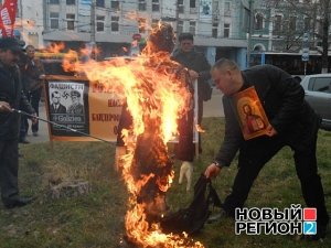 В Столице Крыма митингующие потребовали запретить неонацистскую идеологию и ВО «Свобода»