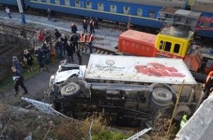 В Севастополе машина упала с железнодорожного моста: пострадала беременная пассажирка