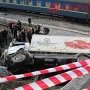 В Севастополе «мясной» грузовик упал с моста на рельсы