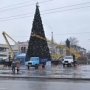 В Столице Крыма разбирают главную елку