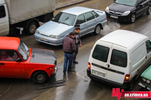 Пробка в центре Симферополя: дорогу не поделили две легковушки