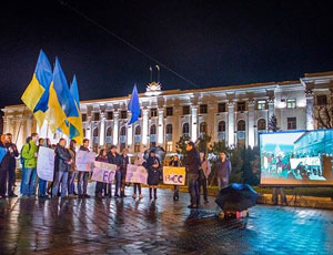 В Столице Крыма после крещенских событий в Киеве воскрес вечерний Евромайдан