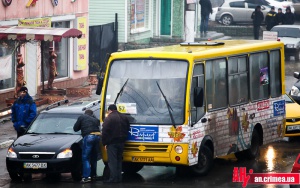 В Симферополе в нескольких метрах от ДТП столкнулись легковушка и маршрутка