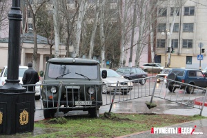 В центре Керчи «буханка» зацепила иномарку и пробила забор