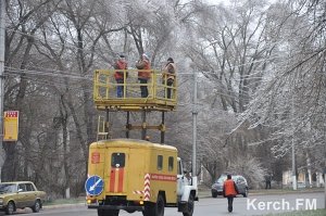 В Керчи с троллейбусных линий лед сбивают палками