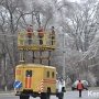 В Керчи с троллейбусных линий лед сбивают палками