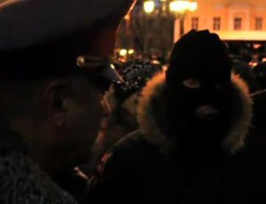 Возле Симферопольского ж/д вокзала милиция задержала группу молодых людей с масками, слезоточивым газом и файером