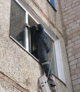 В Керчи спасатели через окно проникли в квартиру, чтобы помочь дедушке