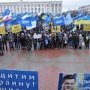 Около 2 тыс. крымчан отправились в Киев поддержать власть