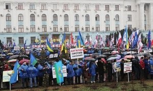 В Симферополе депутаты крымского парламента выступили на митинге «Сохраним Украину!»