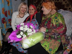 Руководители Бахчисарайского УТСЗН и терцентра посетили долгожительницу района