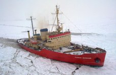 Ледокол помогает движению судов в Керченском проливе