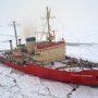 Ледокол помогает движению судов в Керченском проливе