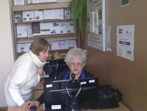 Пожилых людей снова обучают компьютерной грамотности