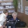Пожилых людей снова обучают компьютерной грамотности