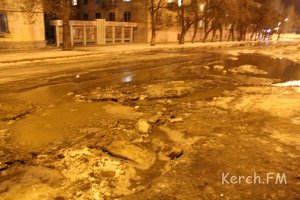 В Керчи на морозе вода заливает центральную дорогу