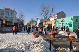 В Керчи около 15 человек чистят улицу Ленина от снега