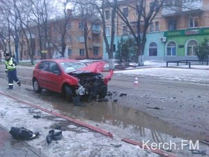 В Керчи иномарка врезалась в дерево, а затем в другое авто