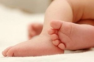 Четырехмесячному младенцу в Керчи сломали ногу во время массажа