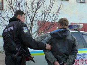 В Севастополе грабителя, спрятавшегося под столом от милиции, выдал запах перегара