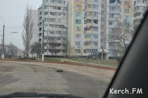 В Керчи ямы на дорогах закрывают покрышками