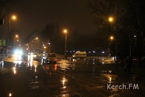 В Керчи порвался магистральный водовод, затоплена центральная улица