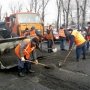 В Столице Крыма приступили к латанию дорог