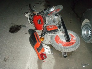 В Крыму мотоциклист врезался в стоящее авто