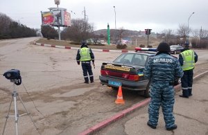 Въезд в Керчь охраняют автоматчики