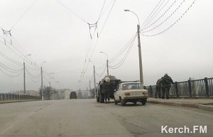 В центре Керчи стоит БТР