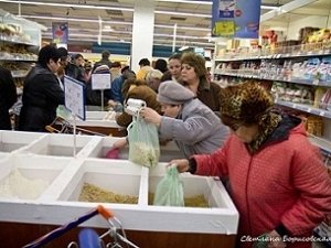 Психолог пояснил продуктово-денежную истерию в Крыму