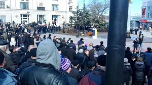 В Керчи митинг сорвала толпа агрессивных людей