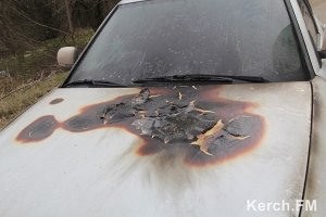 Неизвестные подожгли машину в Керчи
