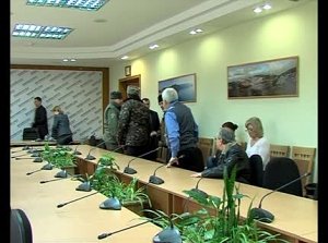 Предметно обсудили накопившиеся вопросы республиканской важности спикер с инициативной группой крымчан не на улице, а в кабинете, ещё до начала митинга