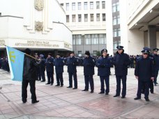 Участников митинга в Симферополе разделили живой цепью милиционеров