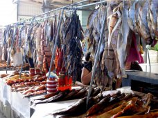 На рынки Керчи поставили почти 50 тонн рыбы неизвестного происхождения