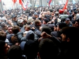 Женщину затоптали на митинге в Крыму