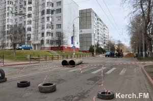 В Керчи снова провалился асфальт, дорога на Горького — перекрыта