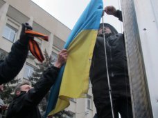 Возле городского совета Симферополя подняли российский флаг