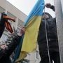 Возле городского совета Симферополя подняли российский флаг
