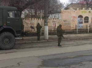 В Крыму неизвестные блокируют военные части