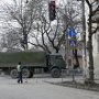 По Симферополю разъезжают военные машины