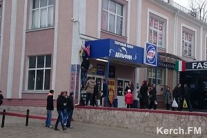 В центре Керчи сожгли украинский флаг