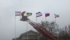 На главной площади Симферополя установили российские флаги
