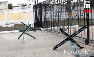 Керчане привезли украинским и российским военным продукты питания