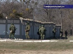 К воинской части в Перевальном Симферопольского района прибывает все больше людей
