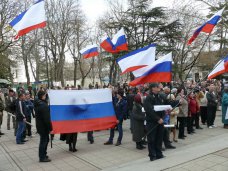 В Столице Крыма проходит митинг в поддержку референдума